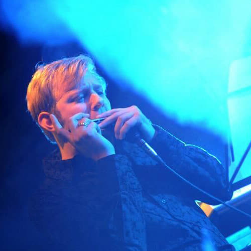 How to Hold the Harmonica Plus a Lesson in Hand Tremolo